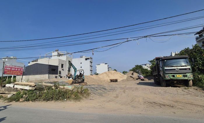 Một điểm tập kết vật liệu xây dựng trên địa bàn xã Ô Diên. Ảnh: HL
