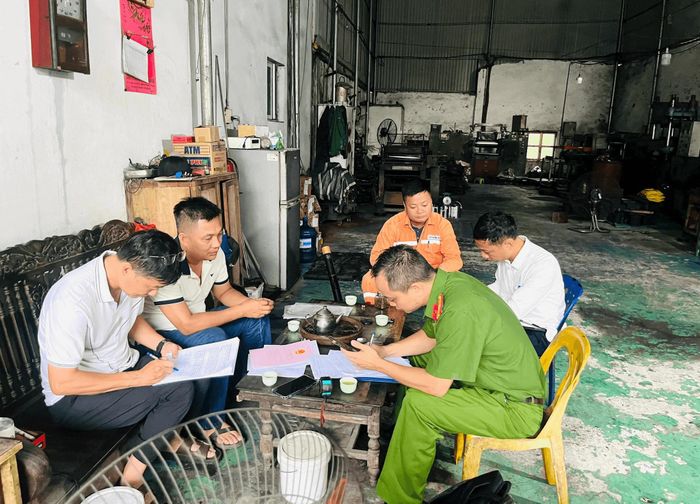 Tổ công tác kiểm tra cơ sở sản xuất cơ khí thôn Kim Ngọc, xã Ô Diên. Ảnh: AB