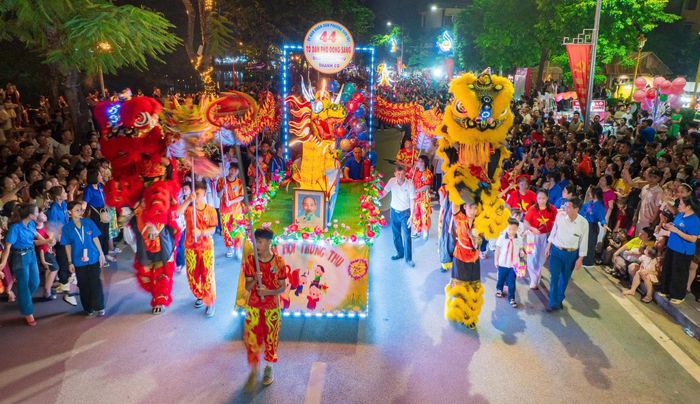 Lễ diễu hành mô hình đèn Trung thu Sơn Tây thu hút đông đảo người dân và du khách.