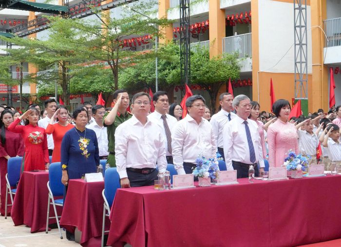 Lãnh đạo phường Thanh Xuân, Hiệu trưởng Trường Tiểu học - THCS Nguyễn Tuân cùng thầy trò nhà trường thực hiện nghi lễ chào cờ. Ảnh: Tùng Lâm