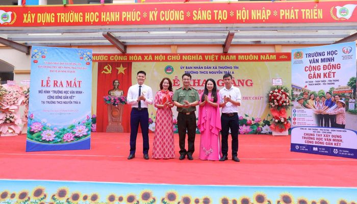 Công an xã Thường Tín và Trường THCS Nguyễn Trãi A triển khai mô hình "Trường học văn minh - Cộng đồng gắn kết". Ảnh: PV