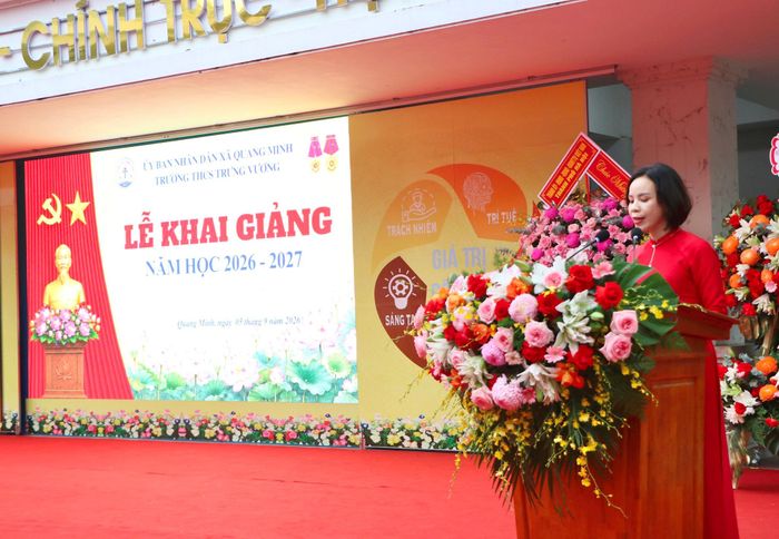 Hiệu trưởng Trường THCS Trưng Vương Dương Thị Thanh Tú phát biểu tại Lễ khai giảng. Ảnh: Hà Lan