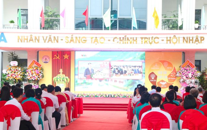Các đại biểu cùng tập thể cán bộ, giáo viên và học sinh Trường THCS Trưng Vương theo dõi chương trình tiếp sóng truyền hình, kết nối chung toàn quốc Lễ khai giảng năm học 2026-2027. Ảnh: Hà Lan