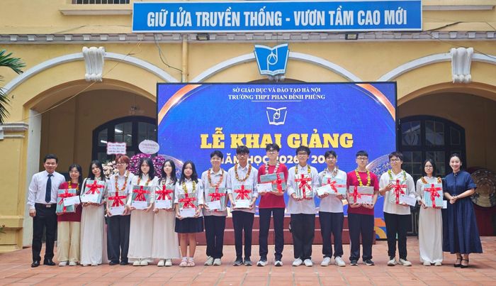 Dịp này, học sinh đạt điểm cao trong kỳ thi tốt nghiệp trung học phổ thông được Ban Giám hiệu nhà trường tuyên dương. Ảnh: Hải Hà