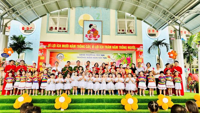 Tại lễ khai giảng các trường đều tổ chức chương trình văn nghệ vui tươi, phấn khởi. Ảnh: LP