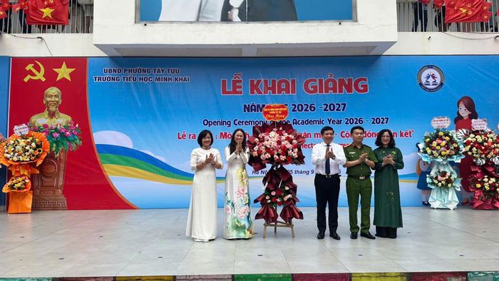 Các đồng chí lãnh đạo phường tặng hoa chúc mừng năm học mới các trường học trên địa bàn. Ảnh: PD