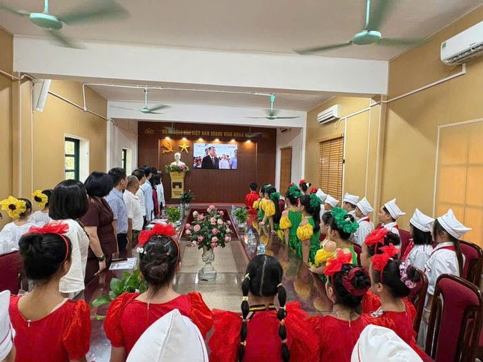 Thầy trò theo dõi lễ khai giảng trực tuyến. Ảnh: PD