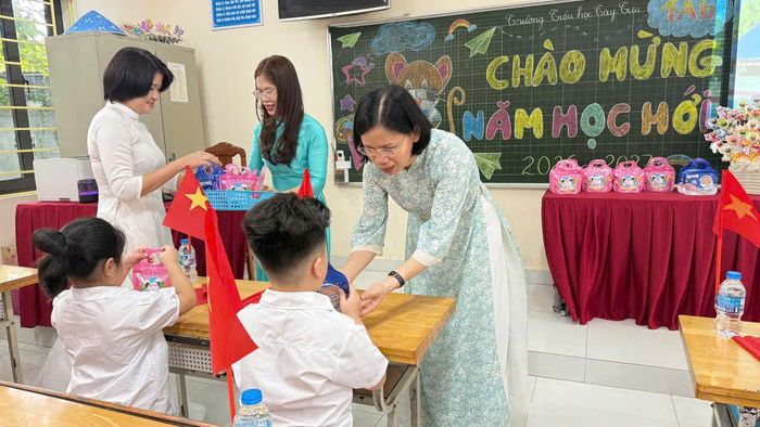 Đồng chí Chu Thị Thu Hà, Chủ tịch Ủy ban MTTQ Việt Nam phường Tây Tựu động viên cô trò học tốt, dạy tốt trong năm học mới. Ảnh: LP