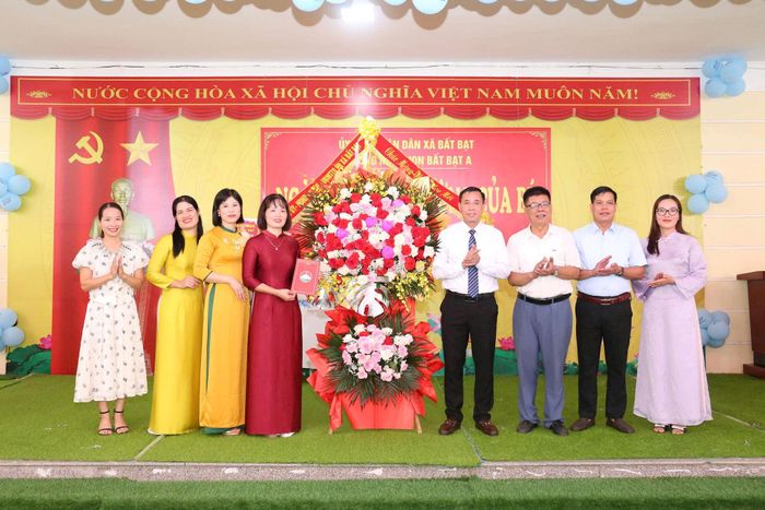 Lãnh đạo xã Bất Bạt tặng hoa chúc mừng Trường Mầm non Bất Bạt A.