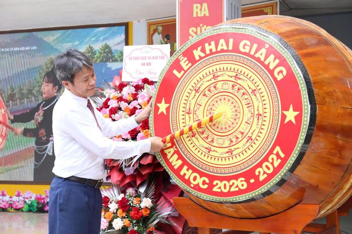 Hiệu trường Trường THPT Bất Bạt Nguyễn Thành Long đánh trống khai giảng năm học mới.
