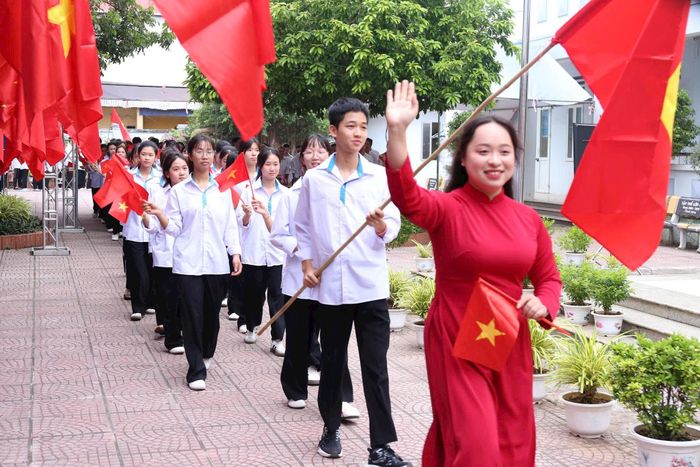 Cô trò rạng rỡ diễu hành trong nghi thức đón học sinh đầu cấp. Ảnh: Khương Tuấn