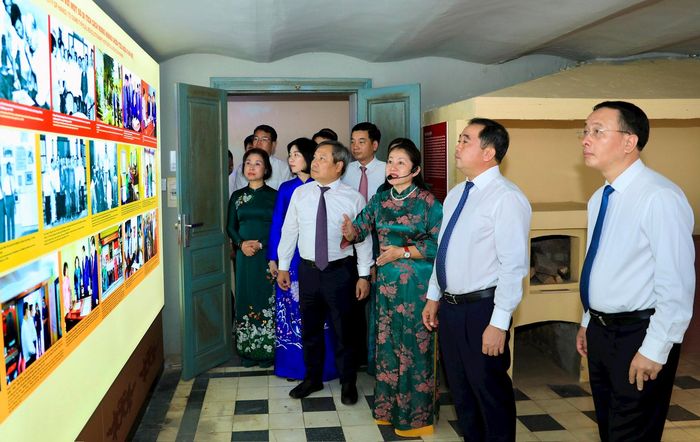 Các đồng chí lãnh đạo thành phố Hà Nội tham quan không gian trưng bày tại di tích 90 Thợ Nhuộm. Ảnh: Quang Thái