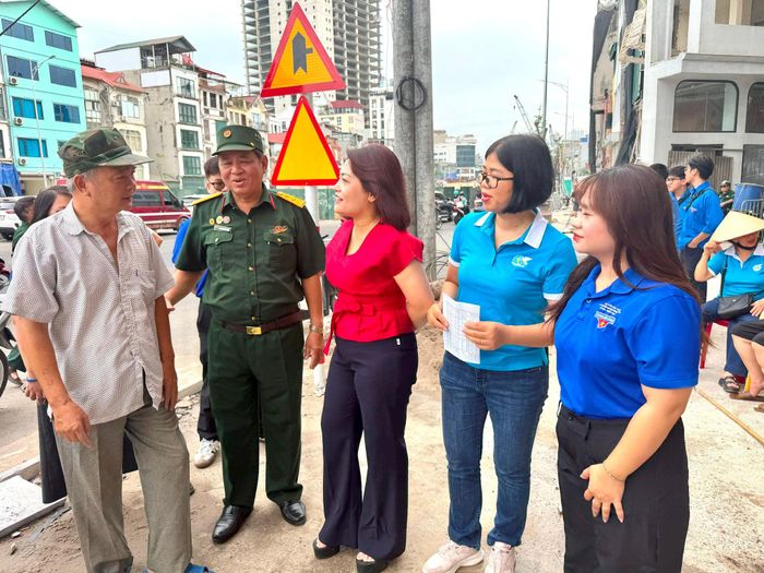 Các thành viên đoàn công tác trực tiếp gặp gỡ, vận động người dân phối hợp di dời, bàn giao mặt bằng. Ảnh: H.Duy