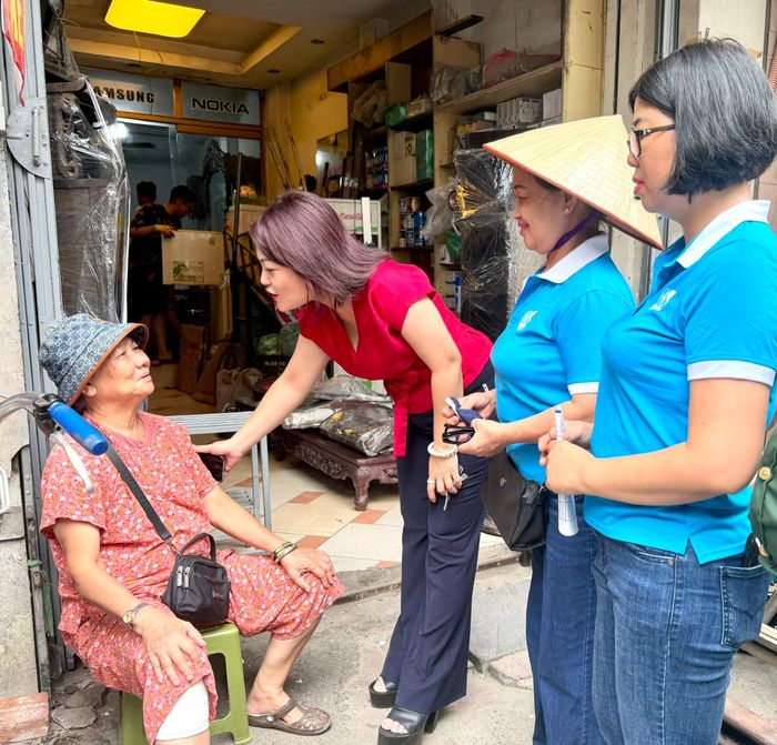 Chủ tịch Ủy ban MTTQ Việt Nam phường Ô Chợ Dừa Đào Thị Minh Hiền thăm hỏi, trao đổi với bà Lê Thị Minh trong quá trình gia đình thu dọn tài sản, chuẩn bị bàn giao mặt bằng. Ảnh: H.Duy