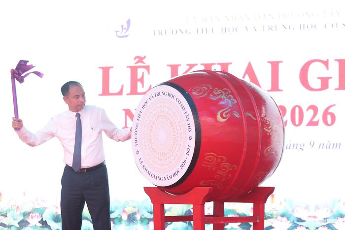 Bí thư Đảng uỷ, Chủ tịch HĐND phường Tây Hồ Nguyễn Đình Khuyến đánh trống khai giảng. Ảnh: Ngọc Tú