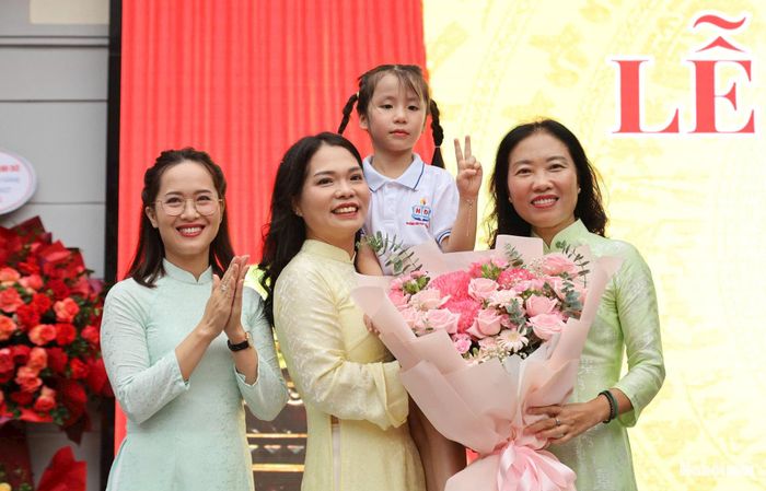 Cô và trò Trường Tiểu học Nguyễn Du hân hoan trong ngày khai giảng năm học mới. Ảnh: Ngọc Minh