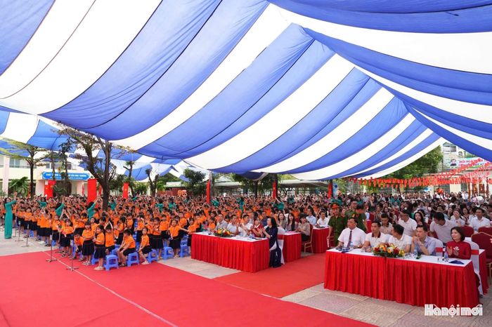 Thầy và trò Trường Tiểu học và THCS Hà Đông trong lễ khai giảng năm học mới. Ảnh: Nhà trường cung cấp