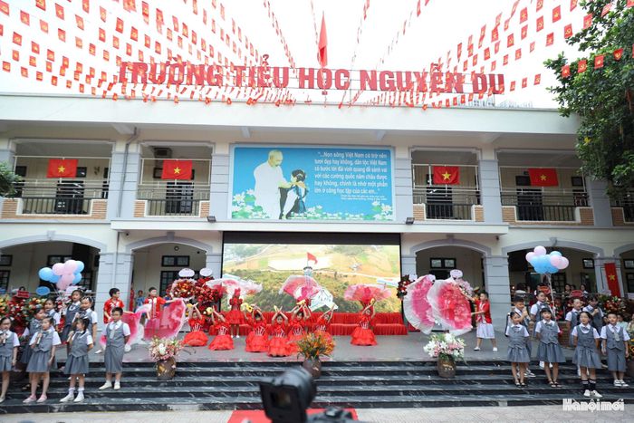 Không khí ngày khai giảng năm học mới ở Trường Tiểu học Nguyễn Du, phường Hà Đông. Ảnh: Ngọc Minh