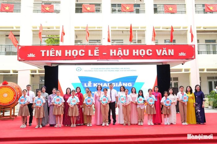 Trường Tiểu học và THCS Hà Đông chào đón học sinh lớp 6. Ảnh: Nhà trường cung cấp
