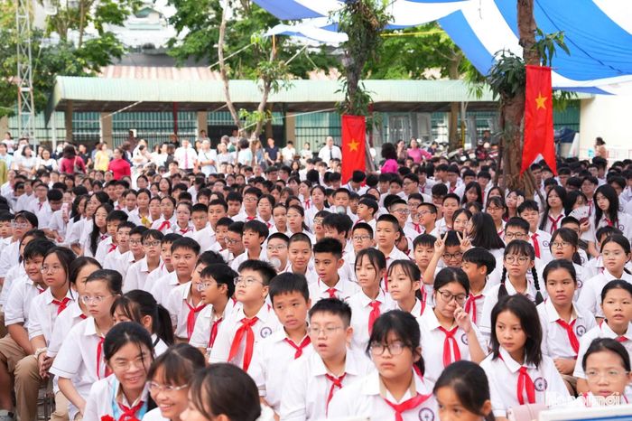 Các em học sinh hân hoan trong ngày khai giảng năm học mới. Ảnh: Nhà trường cung cấp