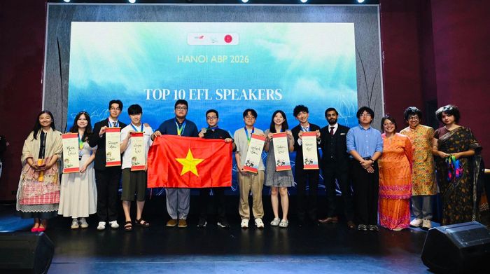 Ban Tổ chức trao giải Top 10 EFL Speakers tại ABP 2026. Ảnh: ABP 2026