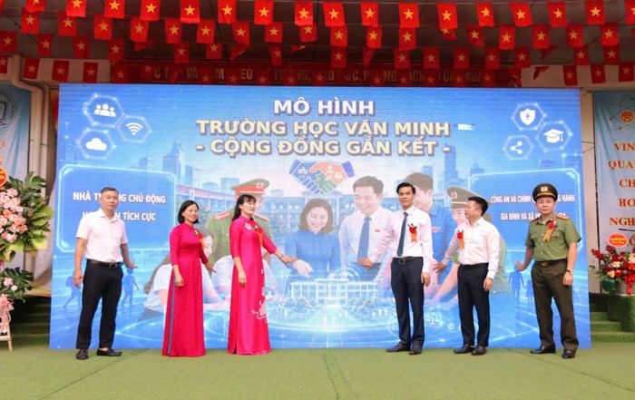 Lãnh đạo phường và Ban Giám hiệu Trường THCS Xuân Phương thực hiện nghi thức khởi động mô hình. Ảnh: Lệ Giang