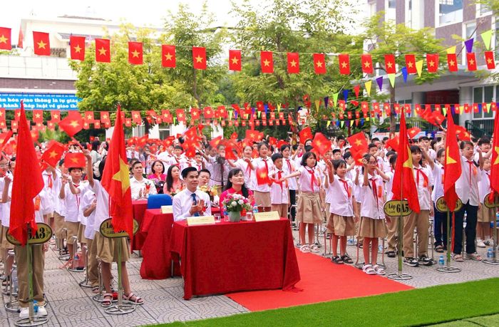Hơn 27.000 học sinh phường Xuân Phương rộn ràng bước vào năm học mới. Ảnh: Lệ Giang