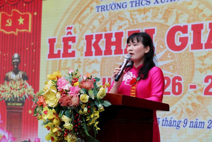 Hiệu trưởng Trường THCS Xuân Phương Lã Thanh Hà Thu phát biểu tại lễ khai giảng. Ảnh: Lệ Giang