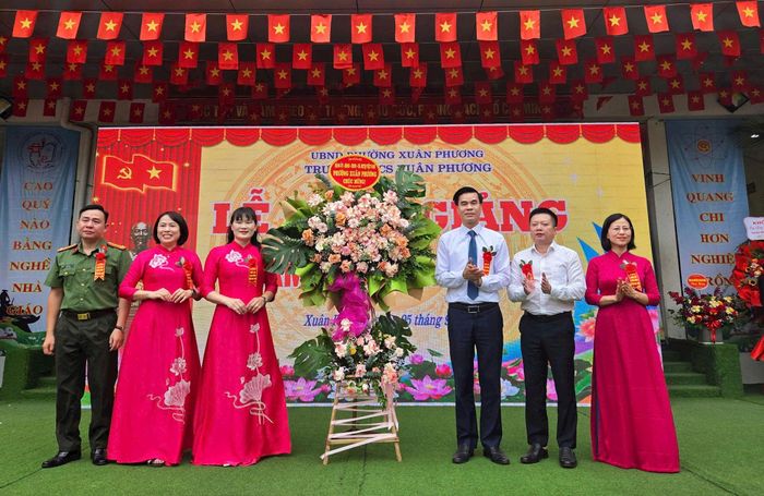 Phó Bí thư Đảng ủy, Chủ tịch UBND phường Xuân Phương Nguyễn Quốc Nam chúc mừng Trường THCS Xuân Phương. Ảnh: Lệ Giang