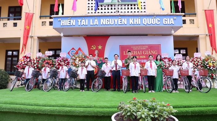 Trao tặng xe đạp cho các em học sinh có hoàn cảnh khó khăn. Ảnh: Bình Minh