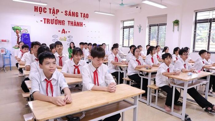Học sinh Tam Hưng theo dõi chương trình khai giảng truyền hình trực tiếp trên kênh VTV1. Ảnh: Bình Minh