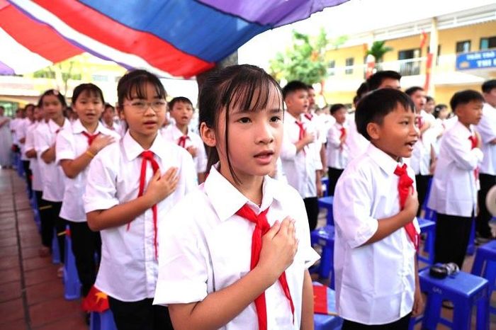 Học sinh Tam Hưng tự hào hát Quốc ca trong Lễ khai giảng trang trọng, ý nghĩa. Ảnh: Bình Minh