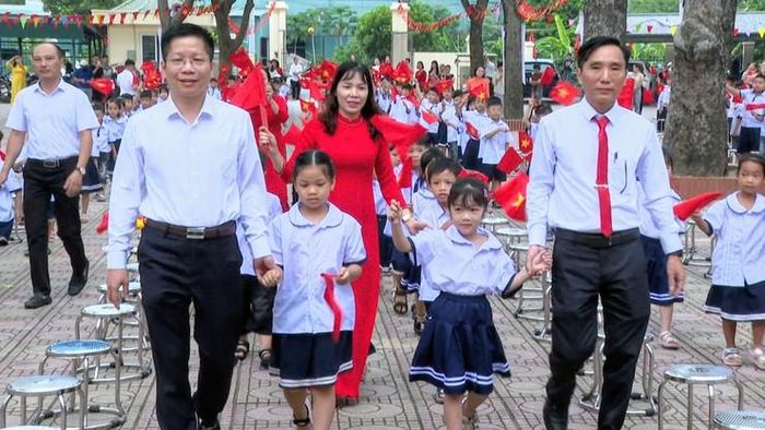 Học sinh lớp 1 được chào đón trong tình cảm nồng ấm, yêu thương. Ảnh: Bình Minh