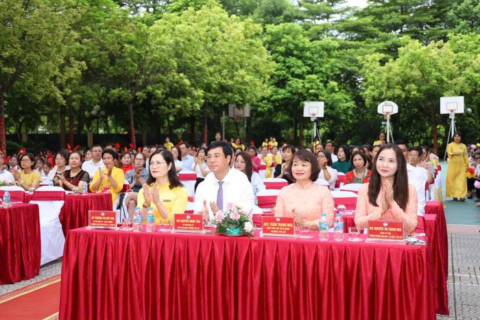 Bí thư Đảng ủy, Chủ tịch HĐND phường Yên Sở Nguyễn Minh Tâm đến dự, tặng hoa và chung vui với thầy, trò Trường THCS Chu Văn An. Ảnh: Thái Phương