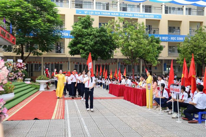 Chào đón các em học sinh khối 6, Trường THCS Chu Văn An (Yên Sở). Ảnh: Thái Phương