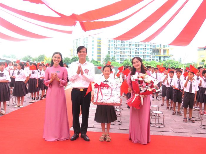 Lãnh đạo xã Thiên Lộc tặng hoa và quà cho thầy và trò Trường THCS Thiên Lộc. Ảnh: PV