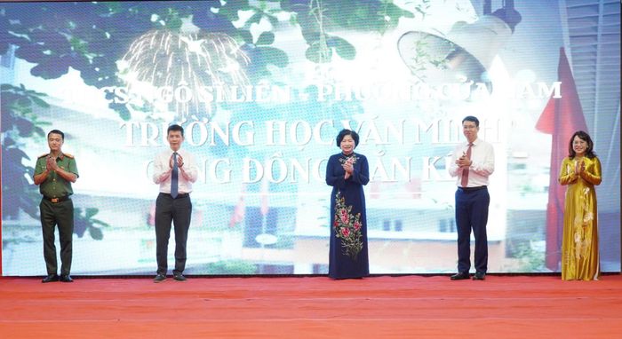 Các đại biểu thực hiện nghi thức ra mắt mô hình trường học văn minh - cộng đồng gắn kết. Ảnh: PV