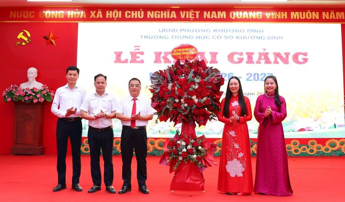 Phó Bí thư Đảng ủy, Chủ tịch UBND phường Khương Đình Nguyễn Sỹ Đoàn cùng cán bộ, giáo viên Trường THCS Khương Đình. Ảnh: KĐ