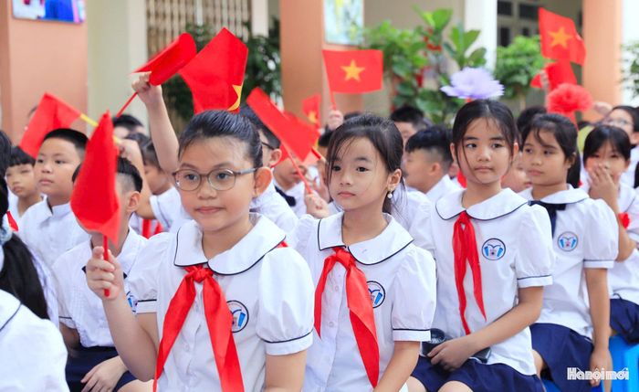 Niềm vui của học sinh Trường Tiểu học Ngô Thị Nhậm (phường Hai Bà Trưng) trong ngày khai giảng năm học mới. Ảnh: Viết Thành