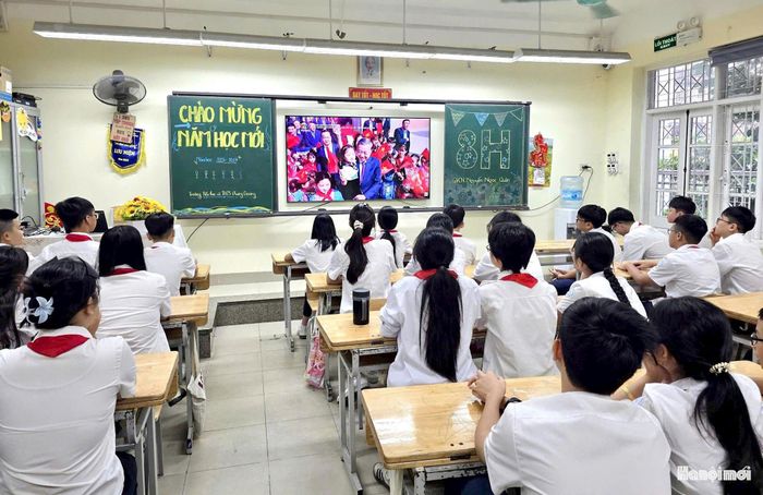 Học sinh Trường Tiểu học và trung học cơ sở Chương Dương.dự khai giảng trực tuyến. Ảnh: Hải Lý