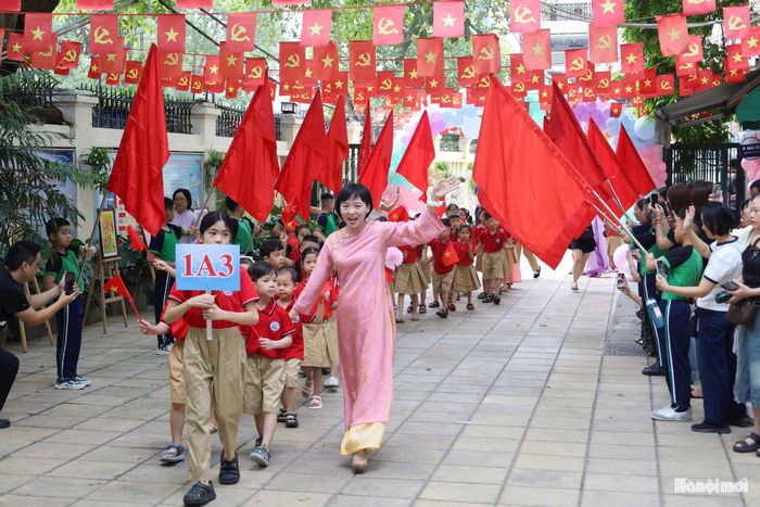 Không khí rộn ràng đón học sinh lớp 1 tại trường Tiểu học Ngọc Hà. Ảnh: Duy Khánh