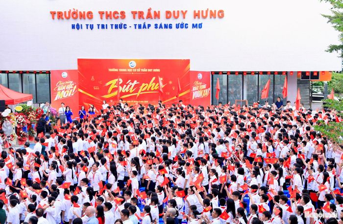 Học sinh rộn ràng trong lễ khai giảng năm học mới tại trường THCS Trần Duy Hưng. Ảnh: Quang Thái