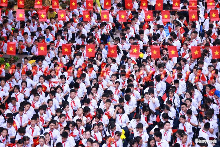 Không khí và những khoảnh khắc đáng nhớ của thầy và trò các trường học trên địa bàn Hà Nội trong ngày hội toàn dân đưa trẻ đến trường, với quyết tâm “đổi mới tư duy, chuyển biến mạnh mẽ, kết quả thực chất”. Ảnh: Văn Tuyến