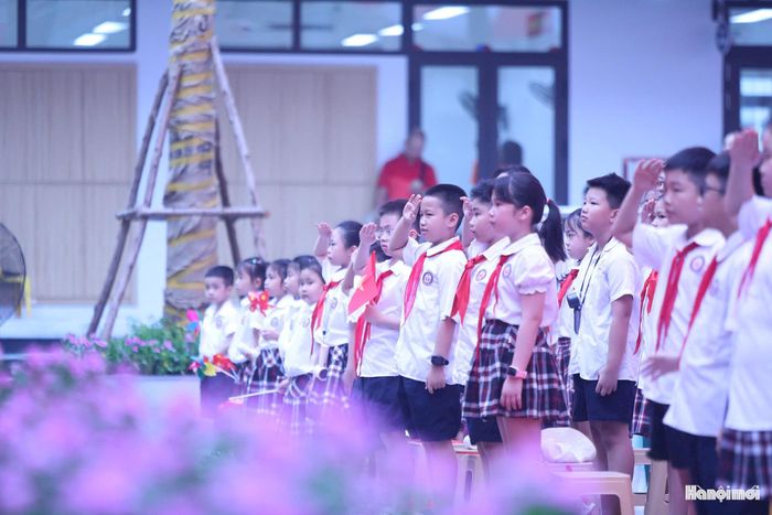 Học sinh trường Tiểu học và THCS Tây Hồ (phường Tây Hồ) đón năm học mới. Ảnh: Ngọc Tú