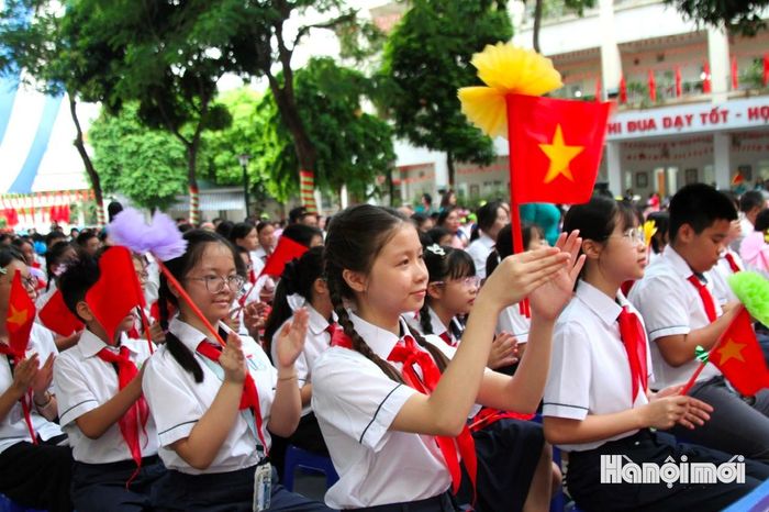 Gương mặt vui mừng chào đón năm học mới của các học sinh trường THCS Cầu Giấy. Ảnh: Công Trình
