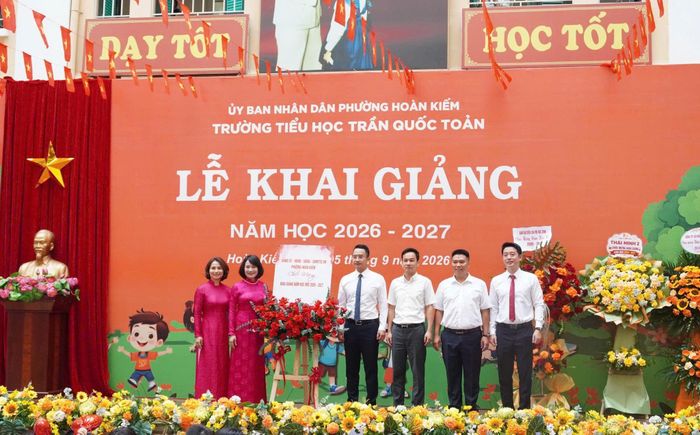 Chủ tịch UBND phường Hoàn Kiếm Trịnh Hoàng Tùng chung vui cùng thầy và trò Trường Tiểu học Trần Quốc Toản. Ảnh: PV