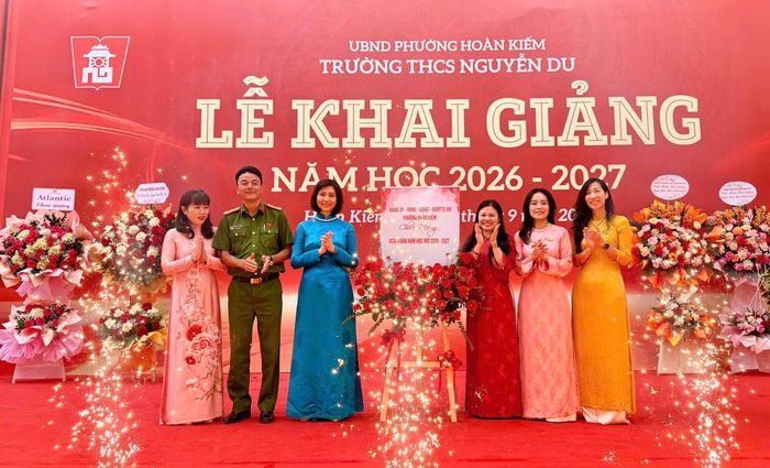 Phó Bí thư Thường trực Đảng ủy, Chủ tịch HĐND phường Hoàn Kiếm Trương Thị Thanh Nhàn dự lễ khai giảng tại Trường THCS Nguyễn Du. Ảnh: PV