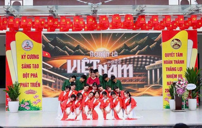Tiết mục văn nghệ của học sinh Trường Tiểu học và THCS Sóc Sơn. Ảnh: Ngô Thu