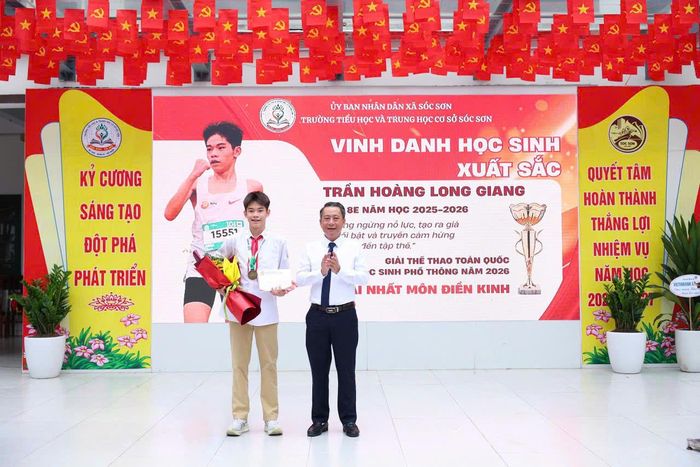 Hoạt động vinh danh học sinh xuất sắc tại Trường Tiểu học và THCS Sóc Sơn. Ảnh: Ngô Thu