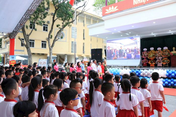 Thầy trò các nhà trường cùng dự lễ khai giảng chung toàn quốc. Ảnh: NT